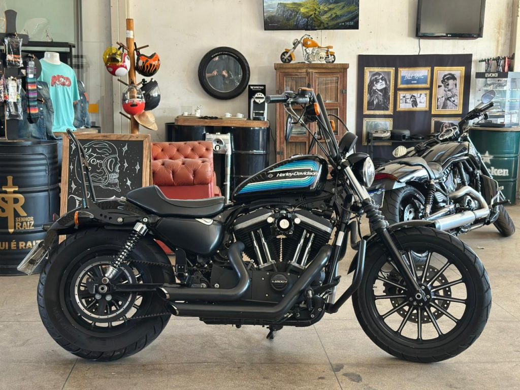 Harley-Davidson Iron 883 (com “roupa” da Iron 1200) (XL833N)