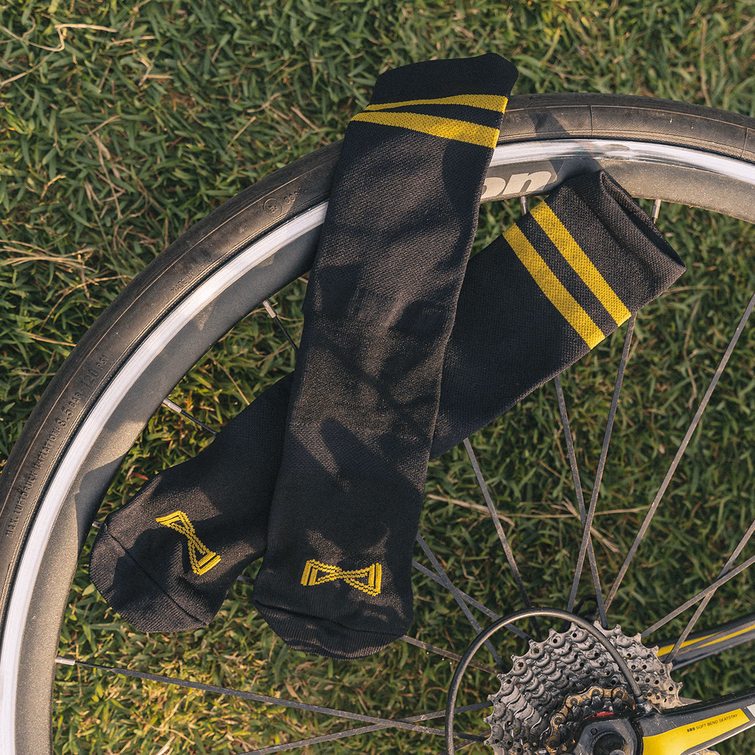 Meia Performance Norden Old Style Preto e Amarelo - Image 3